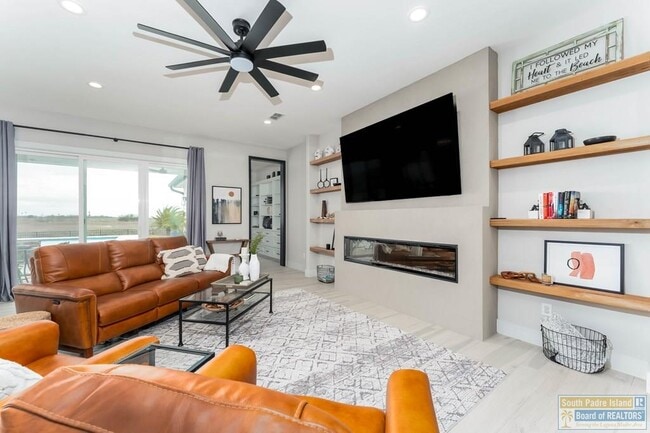 Building Photo - 100 Torrey Pines Dr