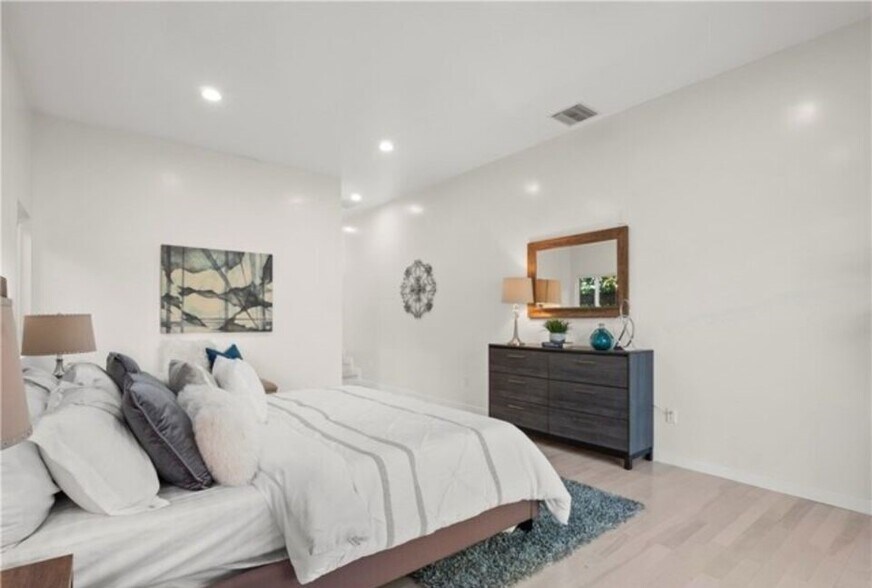 Building Photo - 17601 Rhoda St