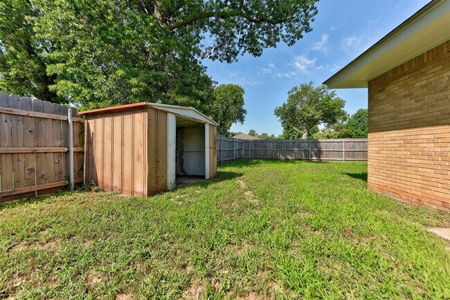 Building Photo - 1510 Melrose Dr