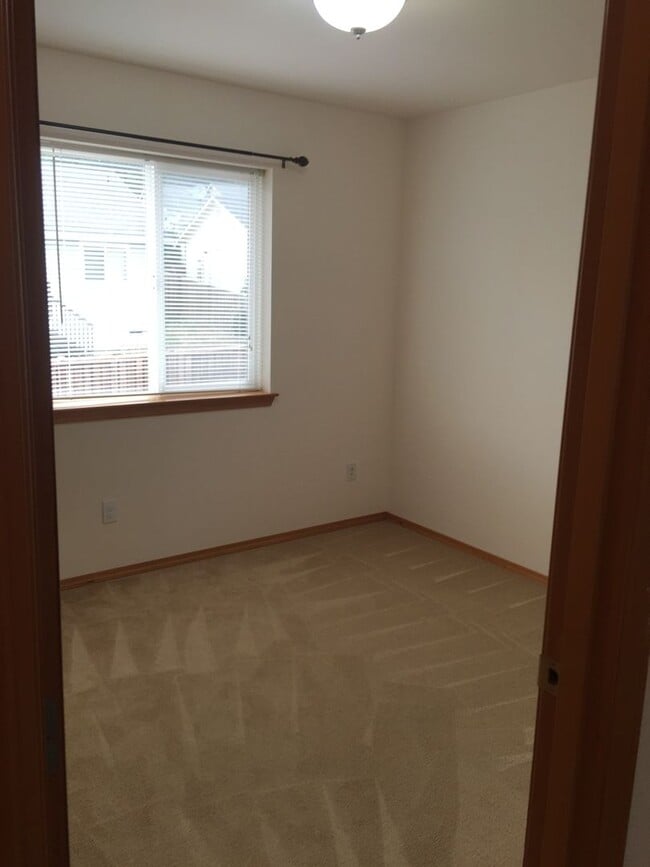 Building Photo - ***PENDING APPLICATION*** Lovely 3 Bedroom...