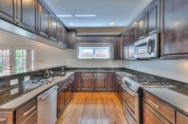 Building Photo - Perfect Brownstone in Sylvan Park near Wes...