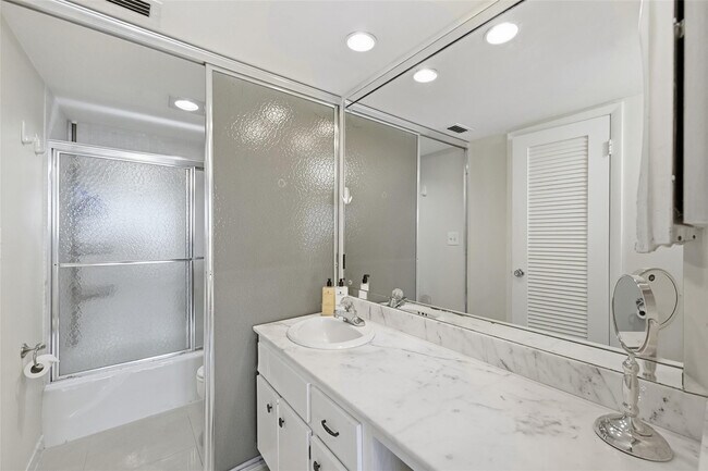 Building Photo - 405 N Ocean Blvd