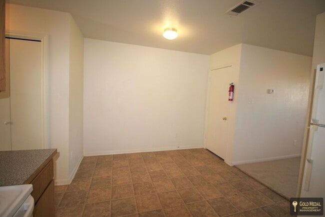 Building Photo - Now Leasing – 401 W Ave E, Unit B