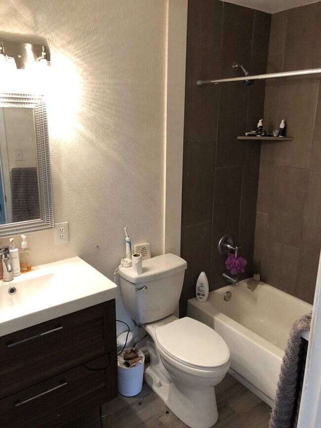 Building Photo - Spacious 4-Bedroom Home Steps from ASU