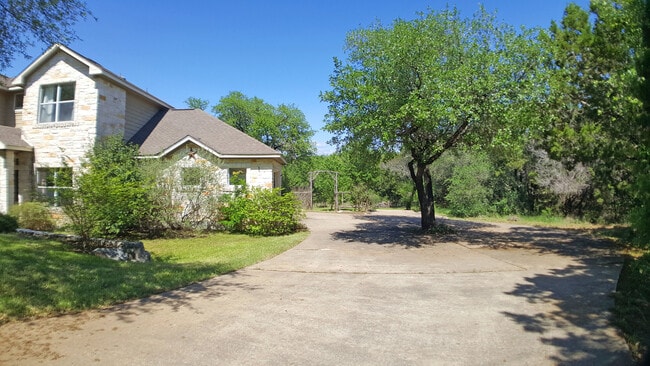 Building Photo - Secluded Hill Country home on huge lot!  Gorgeous home in tranquil setting!