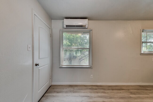 Building Photo - 307 W 4th St