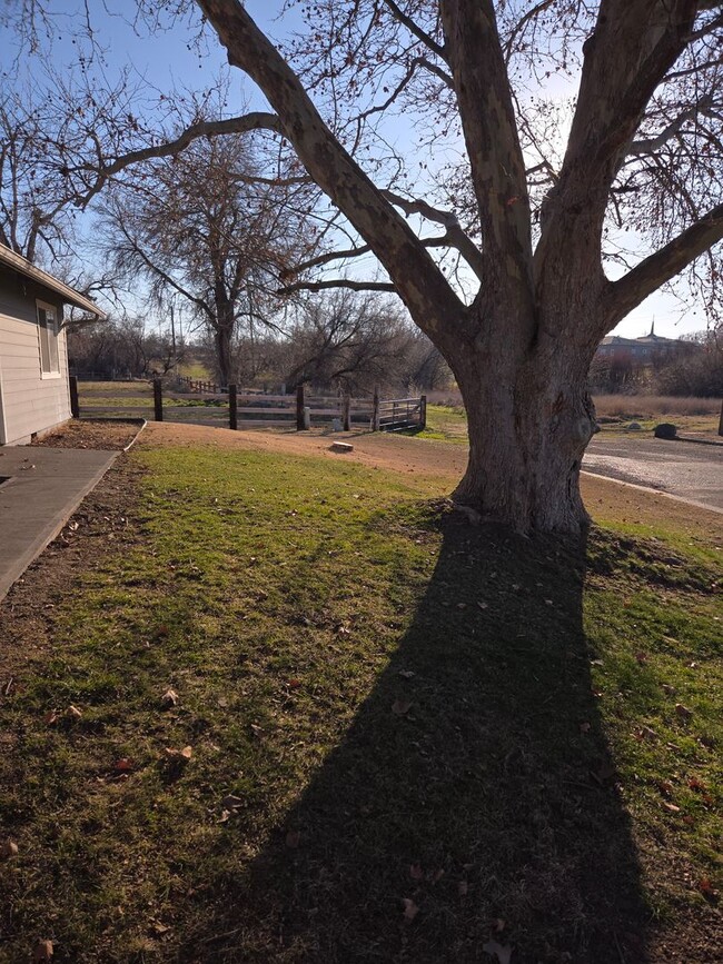 Building Photo - Beautiful Hermiston Home offers a perfect ...