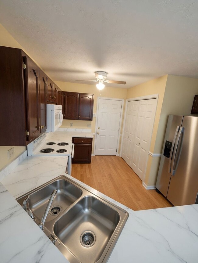 Building Photo - Spacious and beautiful Hendersonville home