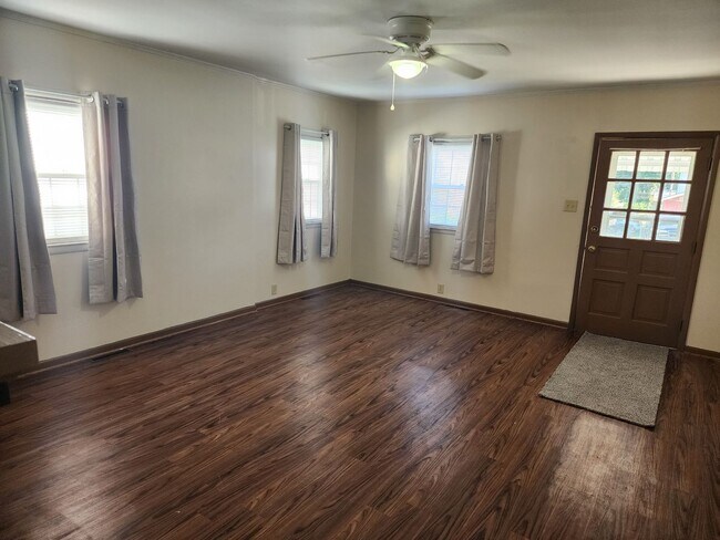 Building Photo - 3 Bedroom House