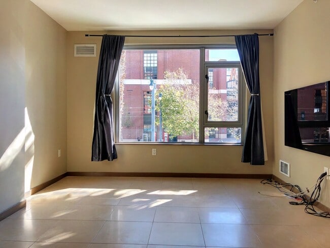 Building Photo - 1 Bed, 1 Bath + Storage - South Beach/SOMA...