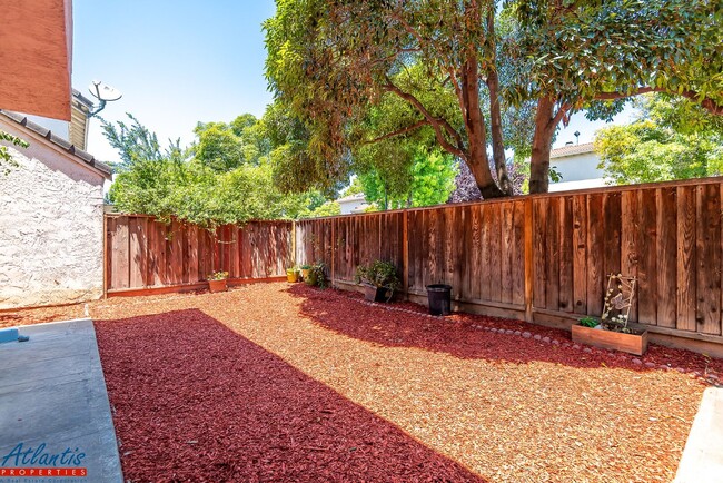 Building Photo - Beautiful Home | LVP Flooring | Central A/C