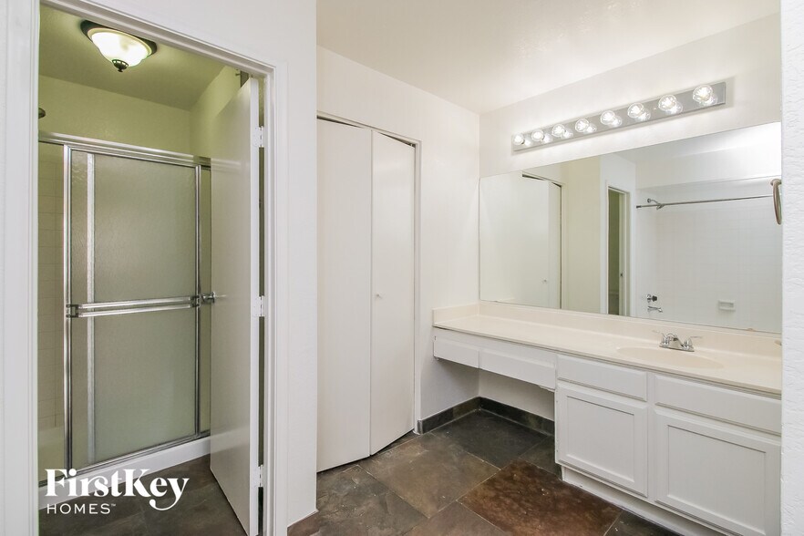 Building Photo - 3941 W Denver St