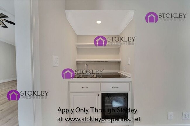 Building Photo - 568 Banyan Cir