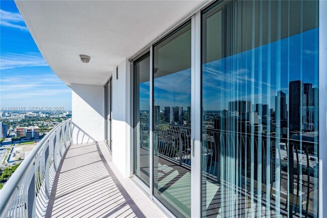 Building Photo - 1750 N Bayshore Dr