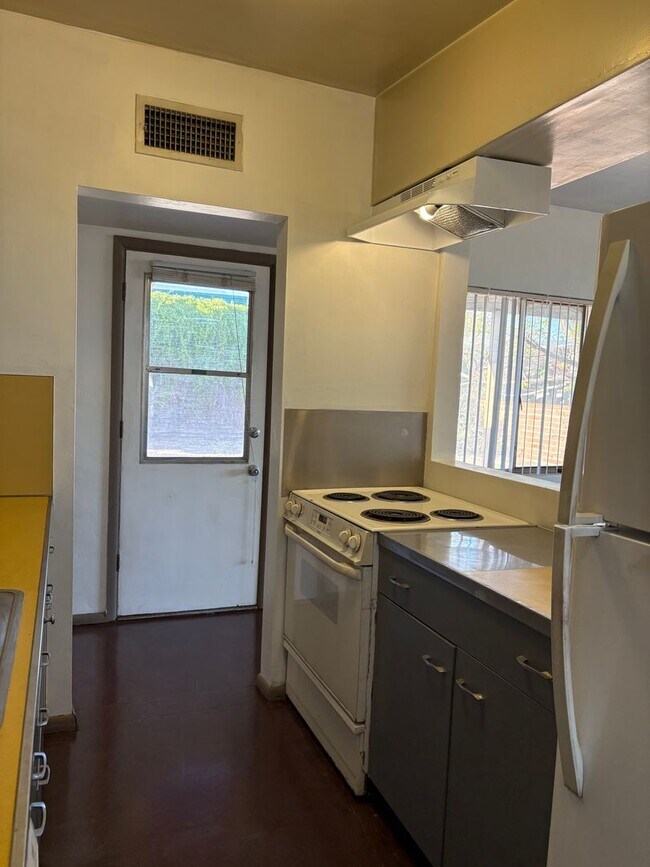 Building Photo - Beautifully Renovated 2 Bedroom -A/C- Fenced Yard