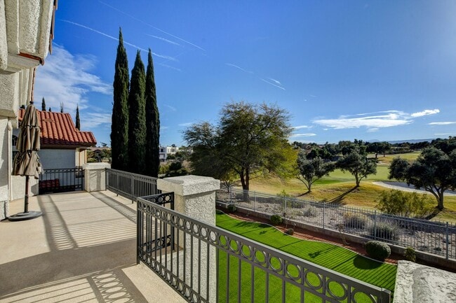 Building Photo - COMING SOON!! $1000 off 1st months Rent Guard-Gated Golf Course Living on the 14th Green!