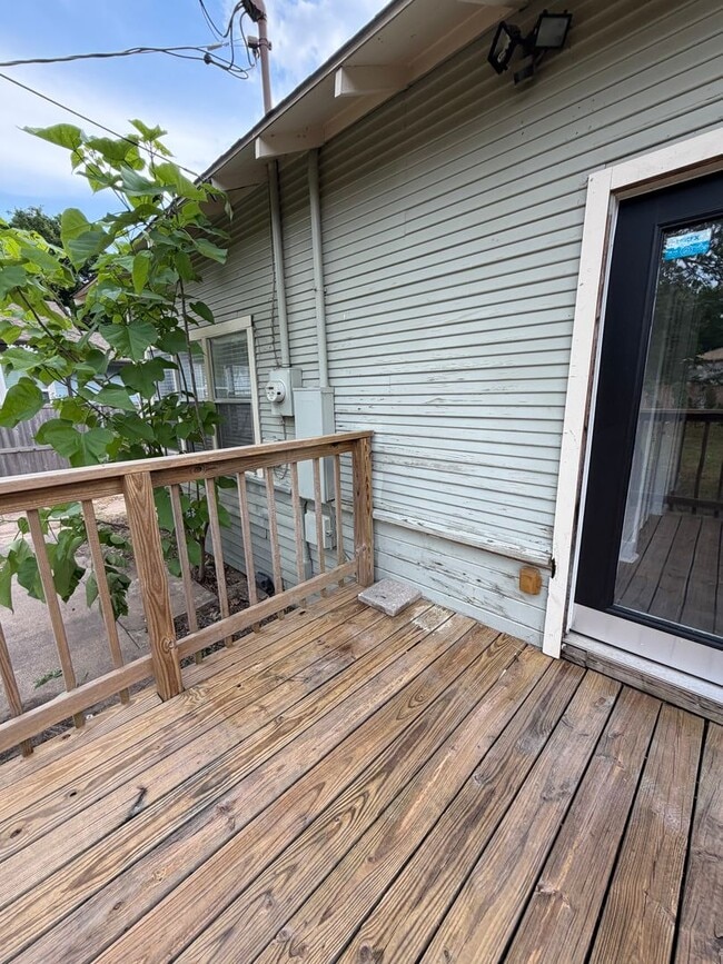Building Photo - Stylish 2/2 Bungalow with Modern Kitchen & Spacious Backyard