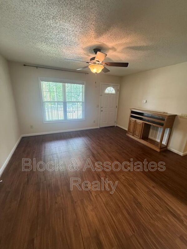 Building Photo - 1716 Sunny Ln