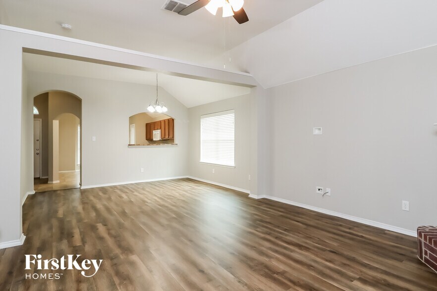 Building Photo - 1124 Manhassett Ct