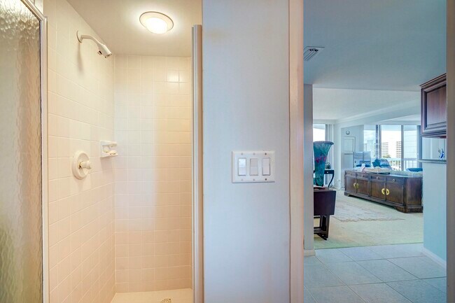 Building Photo - 123 Lakeshore Dr