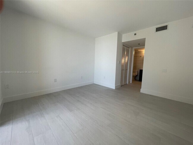 Building Photo - 540 Brickell Key Dr