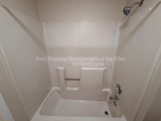 Building Photo - 230 Oakwood Ct