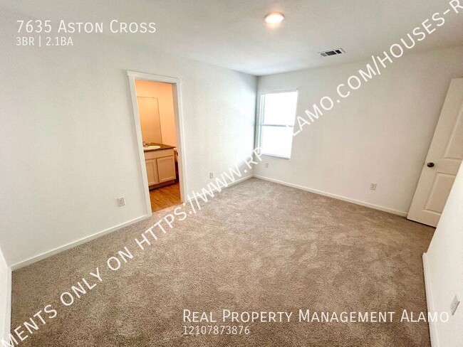 Building Photo - AVAILABLE NOW! 2-Story 3 Bedroom / 2.5 Bat...