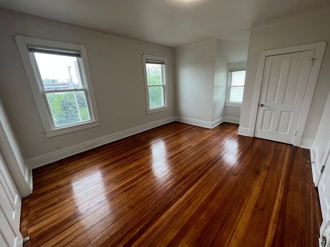 Building Photo - 3 BR House available in June