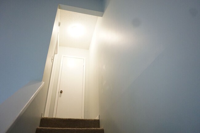 Building Photo - 5492 Pinehaven Ct