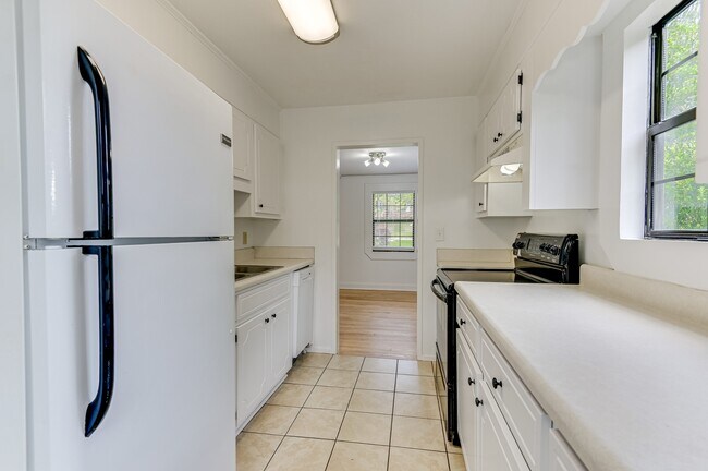 Building Photo - 2446 Young Dr