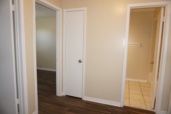 Building Photo - 3/2.5 Townhome on Westside