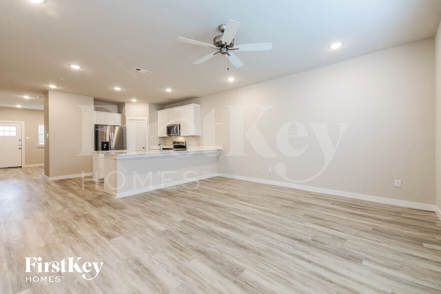 Building Photo - 324 Nima Ln