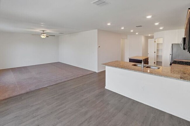 Building Photo - 4051 E Braddock Dr