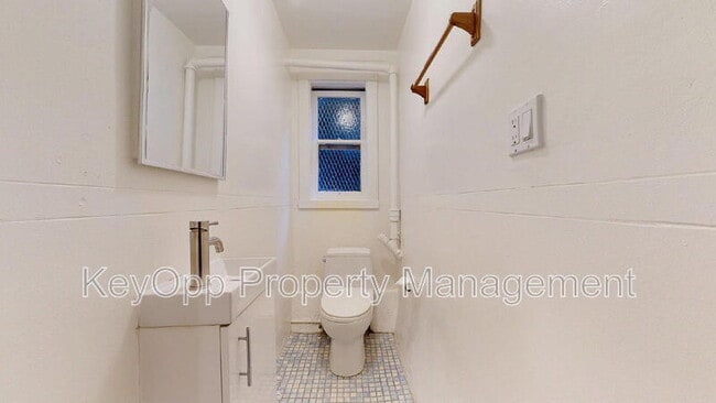 Building Photo - 180 Stanyan St