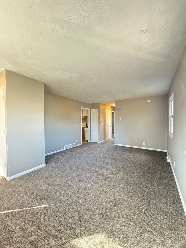 Building Photo - Spacious Three Bedroom!