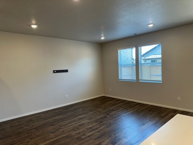 Building Photo - Newer 4 bedroom 2.5 bathroom house!