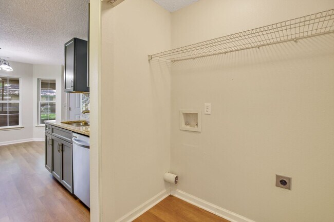 Building Photo - Spacious 3 Bedroom home