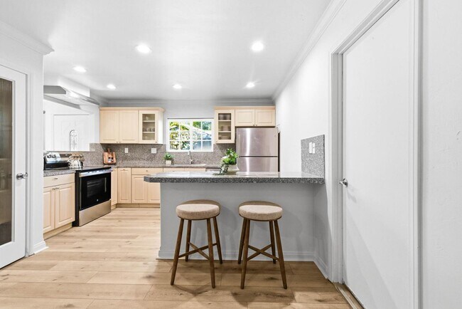 Building Photo - 765 Elkwood Ave