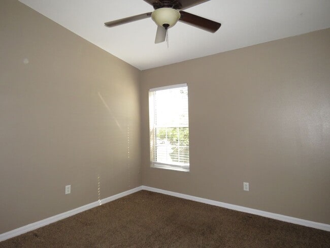 Building Photo - Townhouse 3Bed 2.5 bath Avail June 6th, 2025