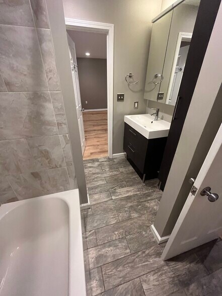 Building Photo - 417 W 8th St