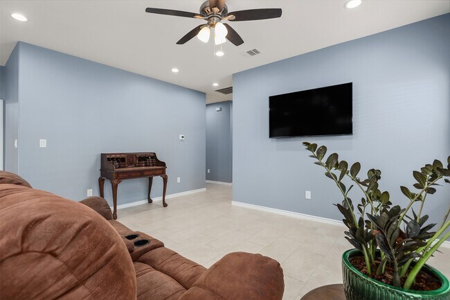 Building Photo - 2518 33rd Ave N