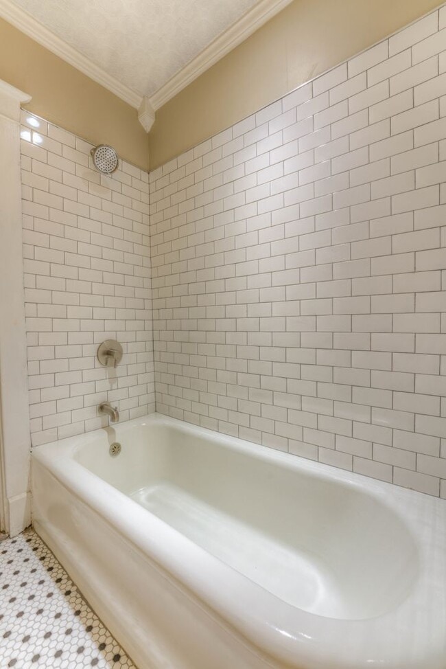 Building Photo - Updated 3 bed/1 bath - walk to Crosstown Concourse