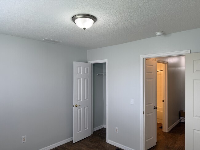 Building Photo - 2929 Fan Palm Dr