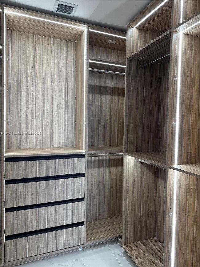 Building Photo - 700 NE 24th St