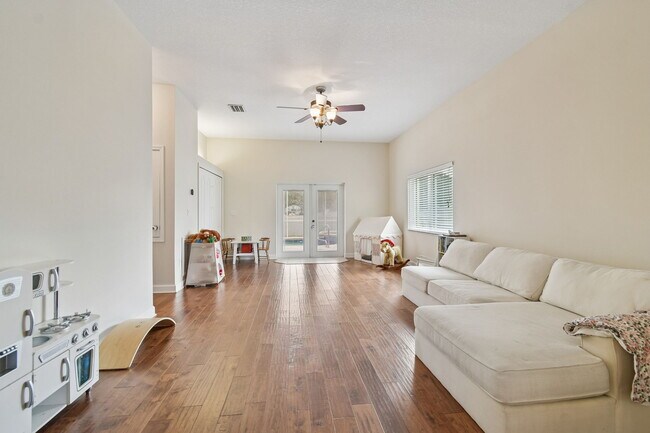 Building Photo - Tuscanny Street