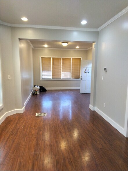 Building Photo - 37 Holland Pl