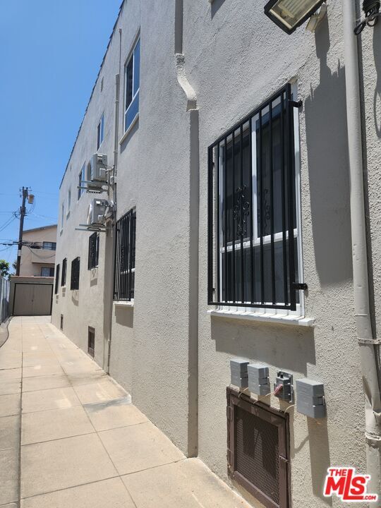 Building Photo - 517 Serrano Ave
