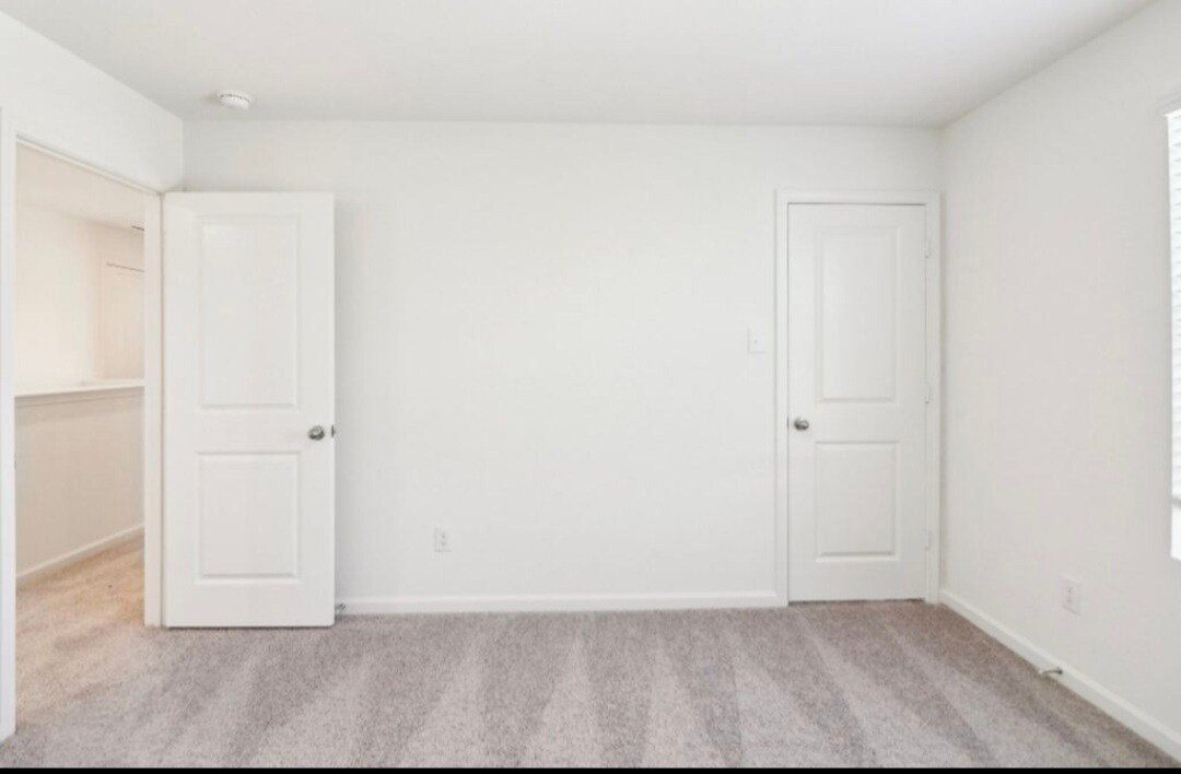 Building Photo - 998 Delta Cres