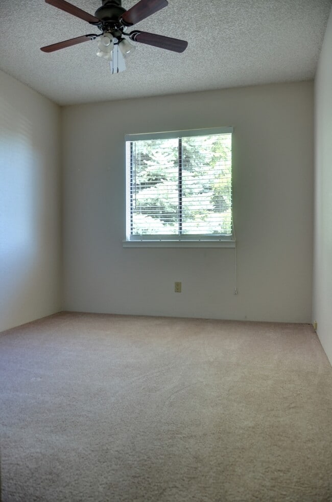 Building Photo - 3 Bedroom, 2 Bath Home in Diamond Valley!