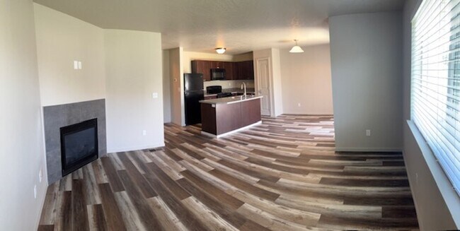 Building Photo - 1613